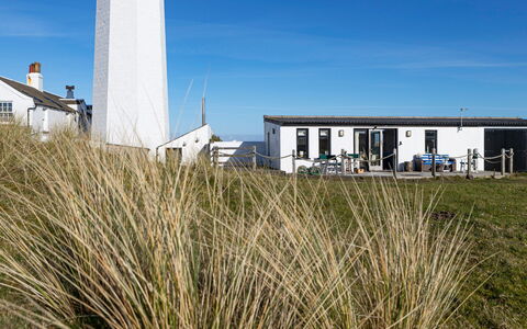Walney Island Lighthouse: Schatten, Gebirge, Outdoor Struktur, Eco Hotel, Deck, Gartenmöbel, Garten, Stuhl, Landscaping, Hartholz