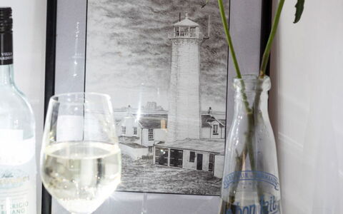 Walney Island Lighthouse: Schatten, Gebirge, Outdoor Struktur, Eco Hotel, Deck, Gartenmöbel, Garten, Stuhl, Landscaping, Hartholz