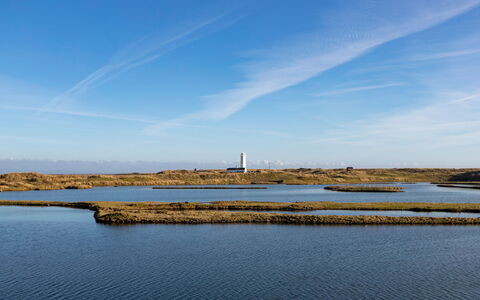 Walney Island Lighthouse: Schatten, Gebirge, Outdoor Struktur, Eco Hotel, Deck, Gartenmöbel, Garten, Stuhl, Landscaping, Hartholz
