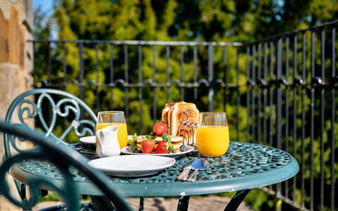 Roulston Hall Apt: Schatten, Gebirge, Outdoor Struktur, Eco Hotel, Deck, Gartenmöbel, Garten, Stuhl, Landscaping, Hartholz