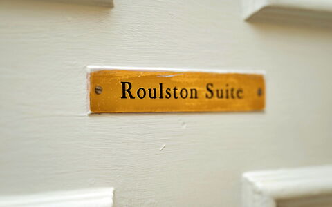 Roulston Hall Apt: Schatten, Gebirge, Outdoor Struktur, Eco Hotel, Deck, Gartenmöbel, Garten, Stuhl, Landscaping, Hartholz