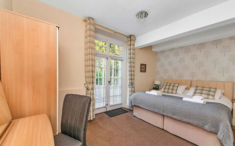 Kilburn Hall Apt: Schatten, Gebirge, Outdoor Struktur, Eco Hotel, Deck, Gartenmöbel, Garten, Stuhl, Landscaping, Hartholz