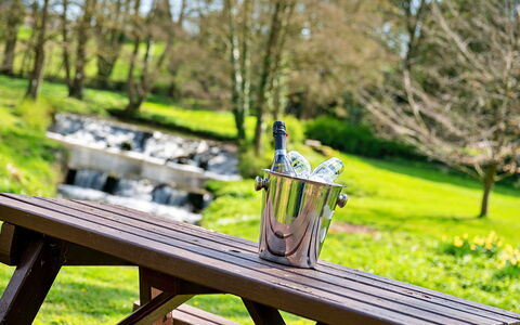 Mowbray Hall Apt: Schatten, Gebirge, Outdoor Struktur, Eco Hotel, Deck, Gartenmöbel, Garten, Stuhl, Landscaping, Hartholz