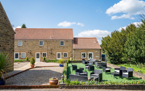 Bilsdale Hall Cottage: Schatten, Gebirge, Outdoor Struktur, Eco Hotel, Deck, Gartenmöbel, Garten, Stuhl, Landscaping, Hartholz