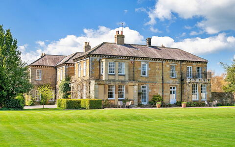 Hambleton Hall Apt: Schatten, Gebirge, Outdoor Struktur, Eco Hotel, Deck, Gartenmöbel, Garten, Stuhl, Landscaping, Hartholz