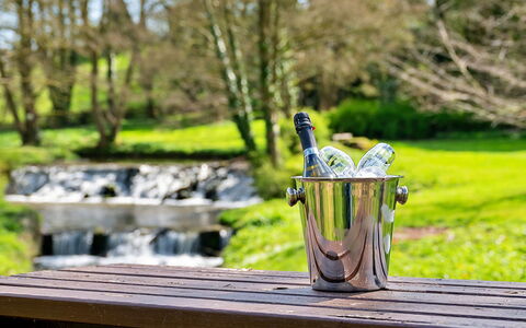 Hambleton Hall Apt: Schatten, Gebirge, Outdoor Struktur, Eco Hotel, Deck, Gartenmöbel, Garten, Stuhl, Landscaping, Hartholz