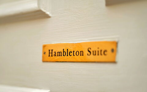 Hambleton Hall Apt: Schatten, Gebirge, Outdoor Struktur, Eco Hotel, Deck, Gartenmöbel, Garten, Stuhl, Landscaping, Hartholz