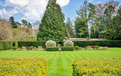 Hambleton Hall Apt: Schatten, Gebirge, Outdoor Struktur, Eco Hotel, Deck, Gartenmöbel, Garten, Stuhl, Landscaping, Hartholz