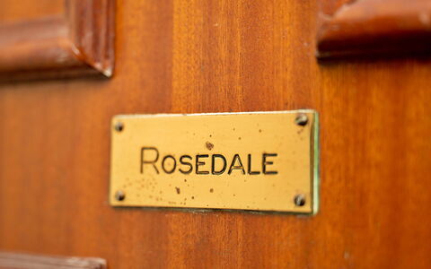 Rosedale Hall Cottage: Schatten, Gebirge, Outdoor Struktur, Eco Hotel, Deck, Gartenmöbel, Garten, Stuhl, Landscaping, Hartholz