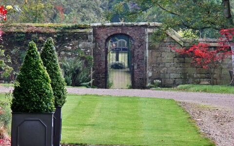 Ingleby Manor - Gun Room: Schatten, Gebirge, Outdoor Struktur, Eco Hotel, Deck, Gartenmöbel, Garten, Stuhl, Landscaping, Hartholz