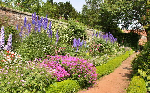 Ingleby Manor - Gun Room: Schatten, Gebirge, Outdoor Struktur, Eco Hotel, Deck, Gartenmöbel, Garten, Stuhl, Landscaping, Hartholz