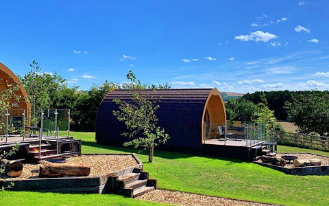 Hundle Dale: Schatten, Gebirge, Outdoor Struktur, Eco Hotel, Deck, Gartenmöbel, Garten, Stuhl, Landscaping, Hartholz