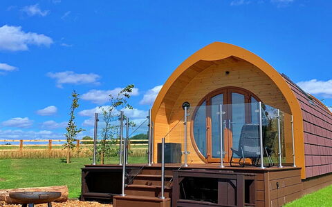 Hundle Dale: Schatten, Gebirge, Outdoor Struktur, Eco Hotel, Deck, Gartenmöbel, Garten, Stuhl, Landscaping, Hartholz