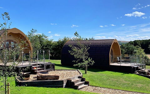 Deep Dale: Schatten, Gebirge, Outdoor Struktur, Eco Hotel, Deck, Gartenmöbel, Garten, Stuhl, Landscaping, Hartholz