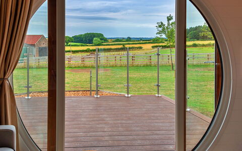 Deep Dale: Schatten, Gebirge, Outdoor Struktur, Eco Hotel, Deck, Gartenmöbel, Garten, Stuhl, Landscaping, Hartholz