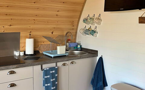 Deep Dale: Schatten, Gebirge, Outdoor Struktur, Eco Hotel, Deck, Gartenmöbel, Garten, Stuhl, Landscaping, Hartholz