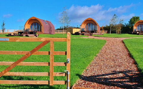 Worm Dale: Schatten, Gebirge, Outdoor Struktur, Eco Hotel, Deck, Gartenmöbel, Garten, Stuhl, Landscaping, Hartholz