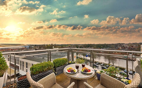 The Penthouse at 611 Westgate: Schatten, Gebirge, Outdoor Struktur, Eco Hotel, Deck, Gartenmöbel, Garten, Stuhl, Landscaping, Hartholz