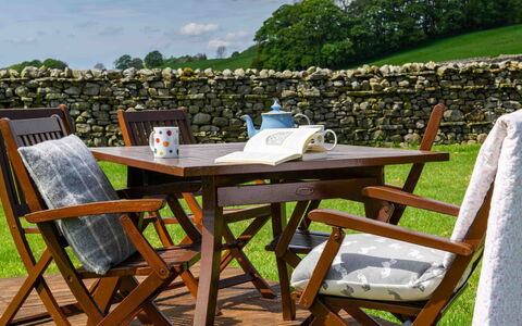 Shepherds Cottage at Mile House Farm: Schatten, Gebirge, Outdoor Struktur, Eco Hotel, Deck, Gartenmöbel, Garten, Stuhl, Landscaping, Hartholz