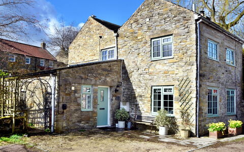 Stable Cottage: Schatten, Gebirge, Outdoor Struktur, Eco Hotel, Deck, Gartenmöbel, Garten, Stuhl, Landscaping, Hartholz