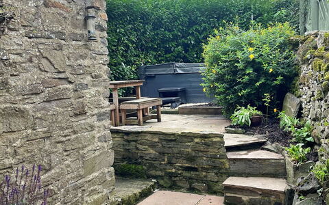 Stable Cottage: Schatten, Gebirge, Outdoor Struktur, Eco Hotel, Deck, Gartenmöbel, Garten, Stuhl, Landscaping, Hartholz