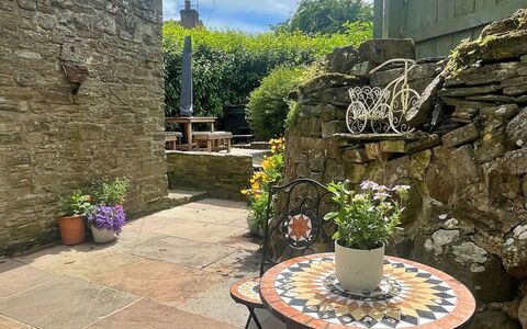Stable Cottage: Schatten, Gebirge, Outdoor Struktur, Eco Hotel, Deck, Gartenmöbel, Garten, Stuhl, Landscaping, Hartholz