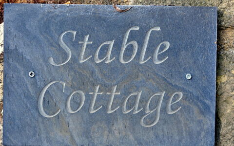 Stable Cottage: Schatten, Gebirge, Outdoor Struktur, Eco Hotel, Deck, Gartenmöbel, Garten, Stuhl, Landscaping, Hartholz