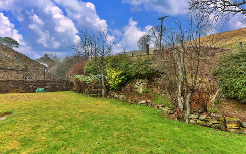 Swalebeck House: Schatten, Gebirge, Outdoor Struktur, Eco Hotel, Deck, Gartenmöbel, Garten, Stuhl, Landscaping, Hartholz