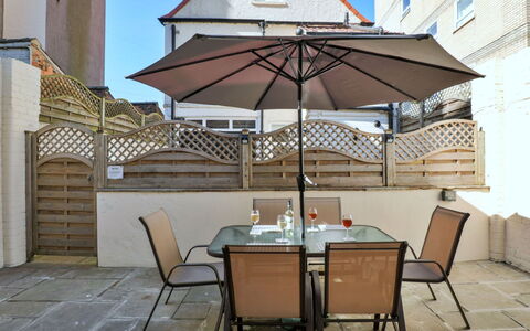 The Boat House: Schatten, Gebirge, Outdoor Struktur, Eco Hotel, Deck, Gartenmöbel, Garten, Stuhl, Landscaping, Hartholz