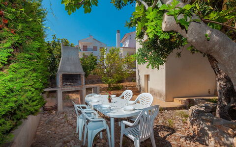Tres Olivos: Pflanze, Tabelle, Möbel, Gebäude, Fenster, Stuhl, Himmel, Tisch Im Freien, Gartenmöbel, Holz