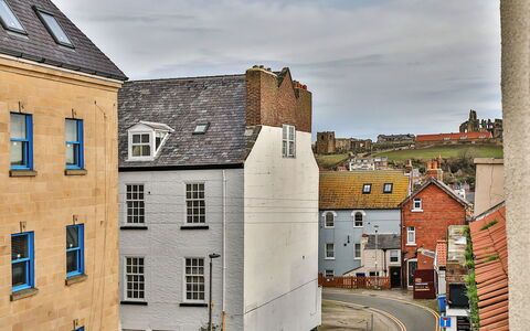 Whitby 602: Schatten, Gebirge, Outdoor Struktur, Eco Hotel, Deck, Gartenmöbel, Garten, Stuhl, Landscaping, Hartholz