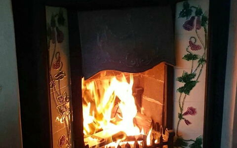 Ingleside Cottage: Feuerstelle, Hitze, Kamin, Hartholz, Design, Wohnzimmer, Holzofen, Holzboden