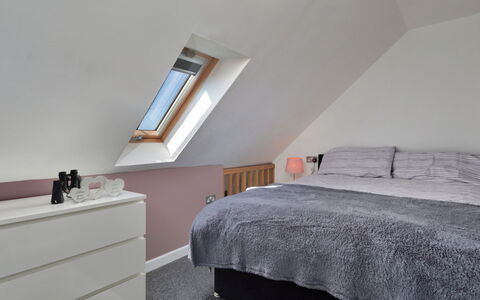 Abbeyview: Schatten, Gebirge, Outdoor Struktur, Eco Hotel, Deck, Gartenmöbel, Garten, Stuhl, Landscaping, Hartholz