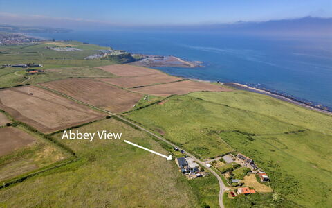 Abbeyview: Schatten, Gebirge, Outdoor Struktur, Eco Hotel, Deck, Gartenmöbel, Garten, Stuhl, Landscaping, Hartholz