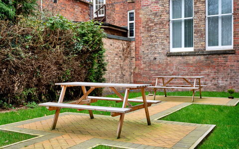 The Bank House: Schatten, Gebirge, Outdoor Struktur, Eco Hotel, Deck, Gartenmöbel, Garten, Stuhl, Landscaping, Hartholz