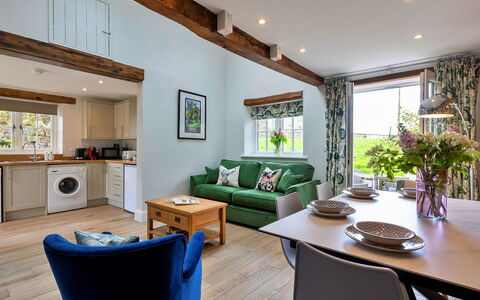 Cherry Cottage Nr Grantley Hall: Schatten, Gebirge, Outdoor Struktur, Eco Hotel, Deck, Gartenmöbel, Garten, Stuhl, Landscaping, Hartholz