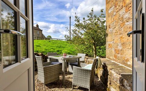 Cherry Cottage Nr Grantley Hall: Schatten, Gebirge, Outdoor Struktur, Eco Hotel, Deck, Gartenmöbel, Garten, Stuhl, Landscaping, Hartholz