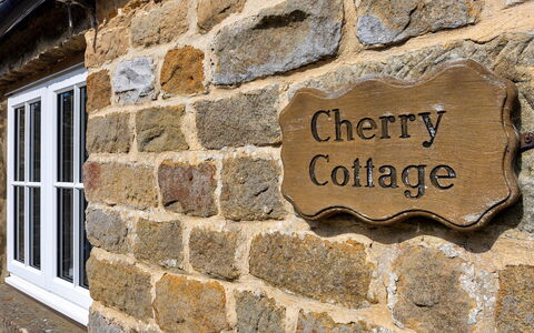 Cherry Cottage Nr Grantley Hall: Schatten, Gebirge, Outdoor Struktur, Eco Hotel, Deck, Gartenmöbel, Garten, Stuhl, Landscaping, Hartholz