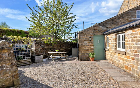 Cherry Cottage Nr Grantley Hall: Schatten, Gebirge, Outdoor Struktur, Eco Hotel, Deck, Gartenmöbel, Garten, Stuhl, Landscaping, Hartholz