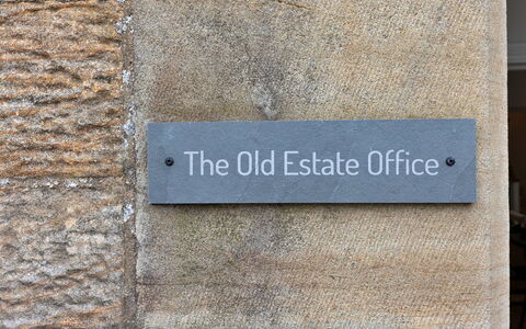 The Old Estate Office Nr Grantley Hall: Schatten, Gebirge, Outdoor Struktur, Eco Hotel, Deck, Gartenmöbel, Garten, Stuhl, Landscaping, Hartholz
