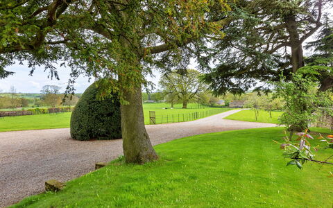 The Old Estate Office Nr Grantley Hall: Schatten, Gebirge, Outdoor Struktur, Eco Hotel, Deck, Gartenmöbel, Garten, Stuhl, Landscaping, Hartholz