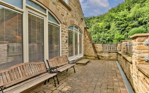 Victory Mill - Apartment Five: Schatten, Gebirge, Outdoor Struktur, Eco Hotel, Deck, Gartenmöbel, Garten, Stuhl, Landscaping, Hartholz