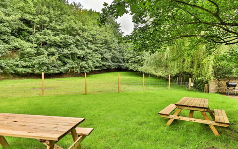 Victory Mill - Apartment Five: Schatten, Gebirge, Outdoor Struktur, Eco Hotel, Deck, Gartenmöbel, Garten, Stuhl, Landscaping, Hartholz