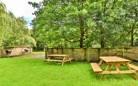 Victory Mill - Apartment Five: Schatten, Gebirge, Outdoor Struktur, Eco Hotel, Deck, Gartenmöbel, Garten, Stuhl, Landscaping, Hartholz