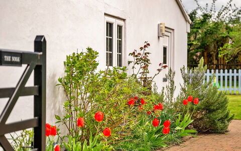 The Nook: Schatten, Gebirge, Outdoor Struktur, Eco Hotel, Deck, Gartenmöbel, Garten, Stuhl, Landscaping, Hartholz