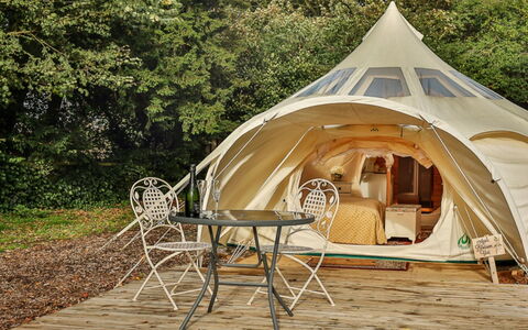 Walcot Hall: Schatten, Gebirge, Outdoor Struktur, Eco Hotel, Deck, Gartenmöbel, Garten, Stuhl, Landscaping, Hartholz