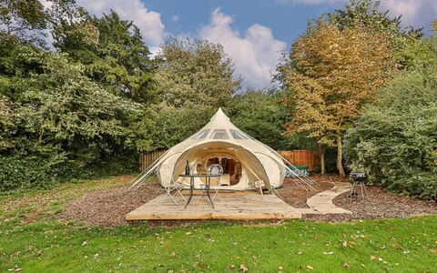 Walcot Hall: Schatten, Gebirge, Outdoor Struktur, Eco Hotel, Deck, Gartenmöbel, Garten, Stuhl, Landscaping, Hartholz
