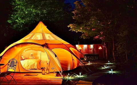 Walcot Hall: Schatten, Gebirge, Outdoor Struktur, Eco Hotel, Deck, Gartenmöbel, Garten, Stuhl, Landscaping, Hartholz