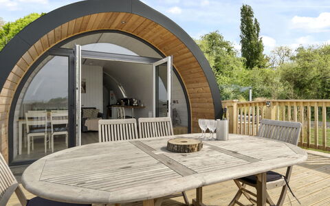 The Chicken Coop: Schatten, Gebirge, Outdoor Struktur, Eco Hotel, Deck, Gartenmöbel, Garten, Stuhl, Landscaping, Hartholz