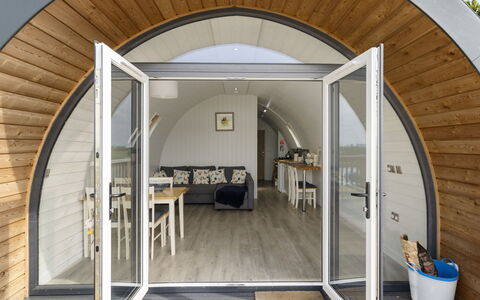 The Chicken Coop: Schatten, Gebirge, Outdoor Struktur, Eco Hotel, Deck, Gartenmöbel, Garten, Stuhl, Landscaping, Hartholz